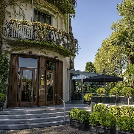De La - Small Luxury Of The World 4*